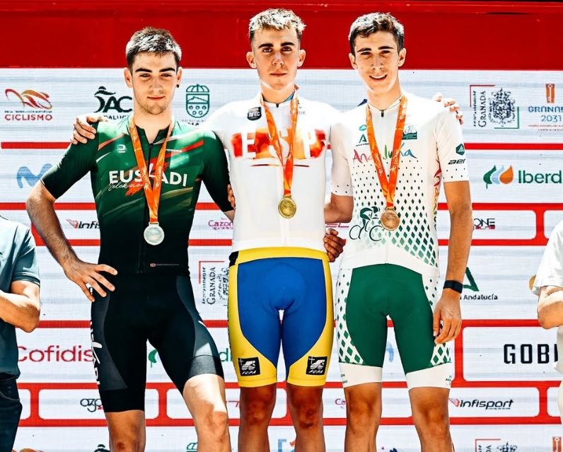 Urkaregi (izquierda), junto al ganador Noval tras el Campeonato de España en línea, el pasado junio en Granada.