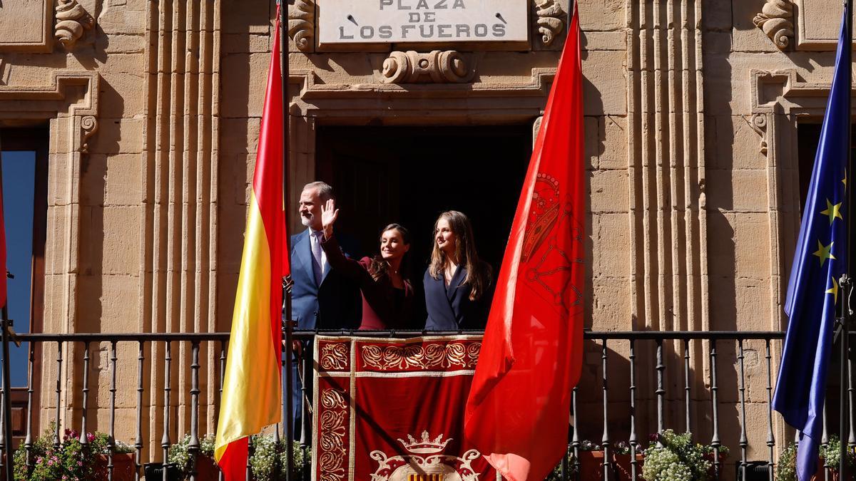 La princesa Leonor (d), el rey Felipe (i) y la reina Leticia (c) saludan al público desde el balcón del Ayuntamiento de Viana.