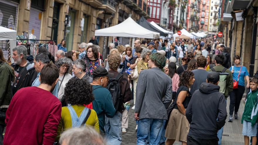 Ni la lluvia frena el Mercado del Dos de Mayo en Bilbao