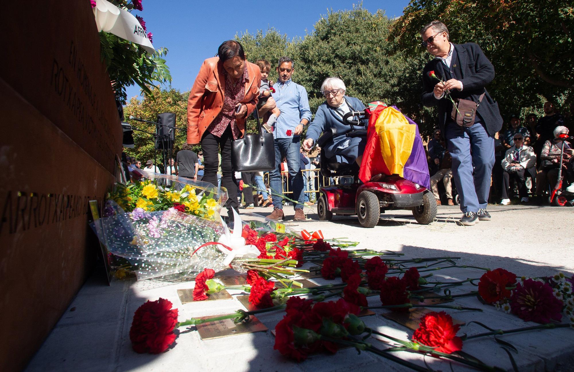 Inauguración del monumento en homenaje a las víctimas de la represión franquista en la Rochapea