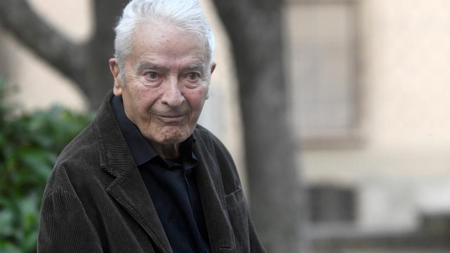 Fallece Cruz Novillo, el diseñador detrás del logo del PSOE, Renfe y Correos y la bandera de Madrid