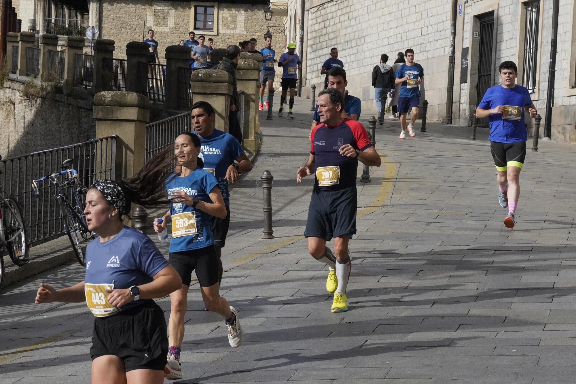 En imágenes: Miles de personas conquistan la Almendra de Gasteiz