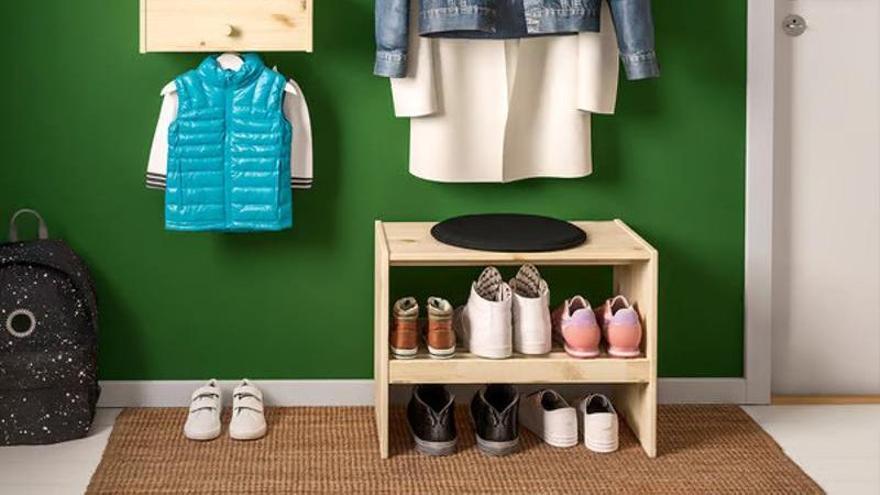 Perspectiva del banco zapatero de madera Raggberg de Ikea