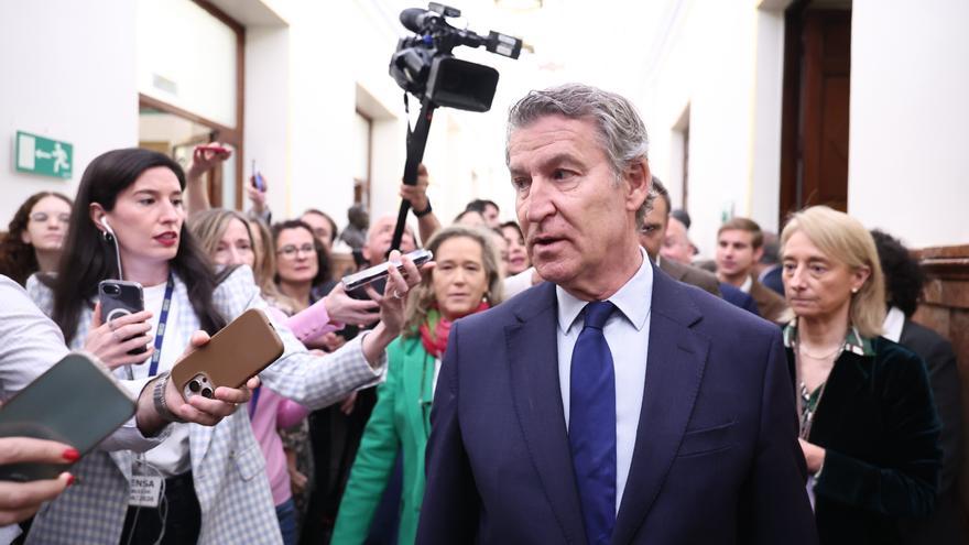 Feijóo acusa a Sánchez de regularizar "a granel" inmigrantes con antecedentes penales