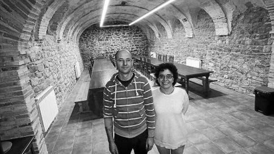 Fernández y Roa, en la imponente bodega, que a futuro quieren convertir en restaurante.
