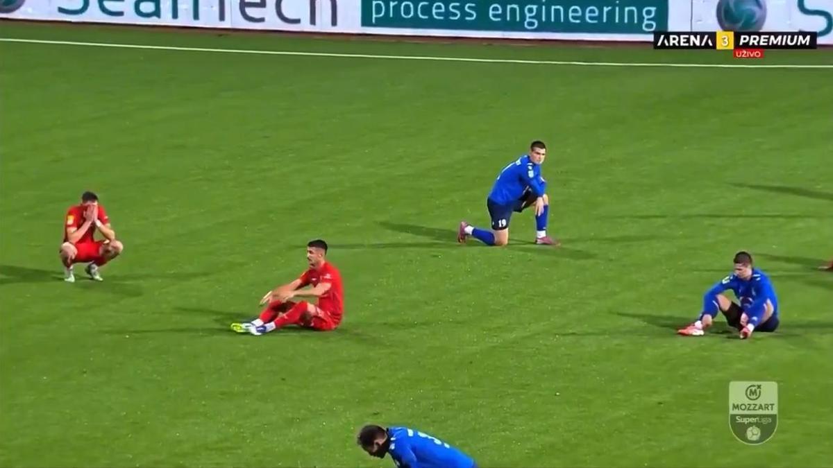 Los jugadores de ambos equipos destrozados tras conocer la noticia del fallecimiento de Mladan Zizovic