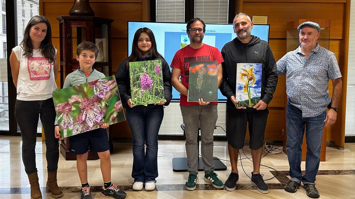 Ganadores de esta primera edición posando con sus obras