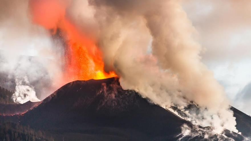 El volcán presenta actualmente tres frentes activos.