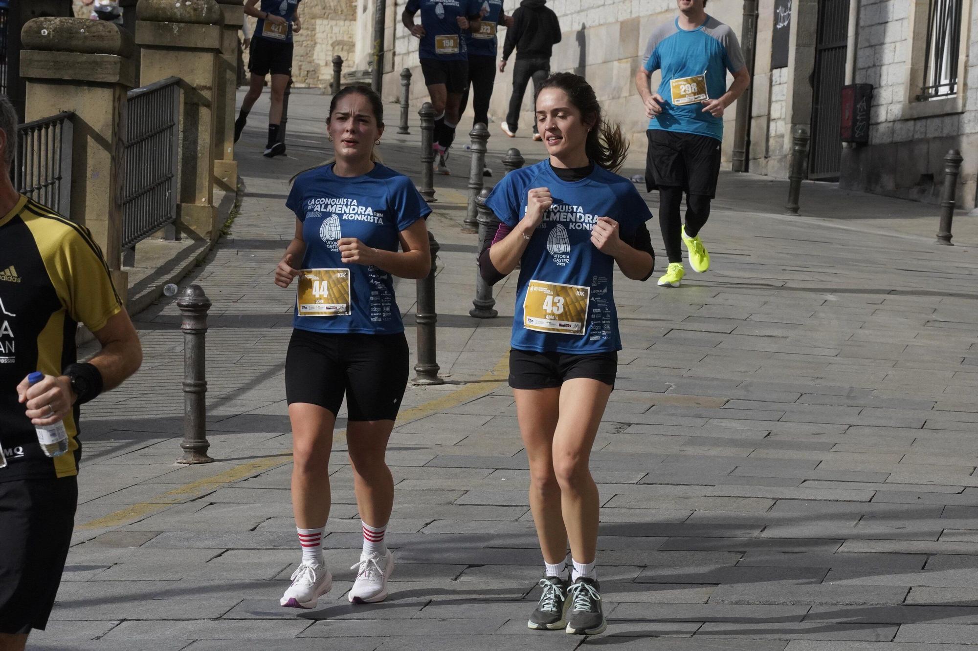 En imágenes: Miles de personas conquistan la Almendra de Gasteiz