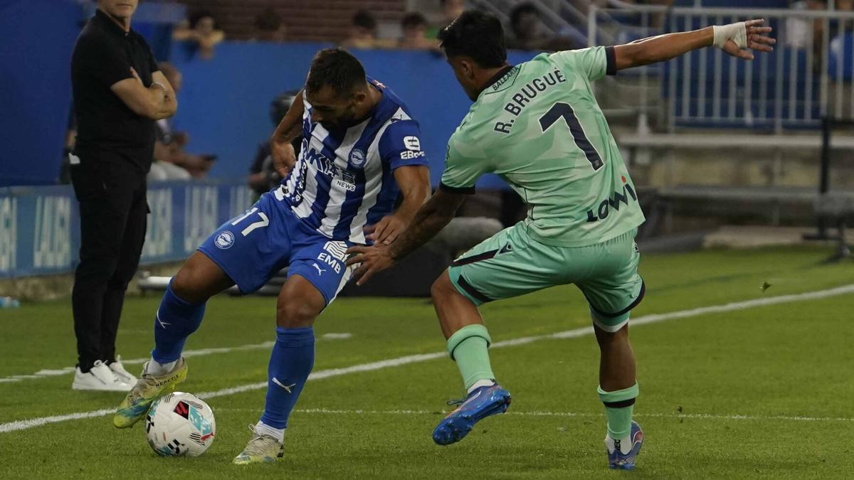 Jonny Otto intenta superar a Roguer Brugué durante el Alavés-Levante del sábado.