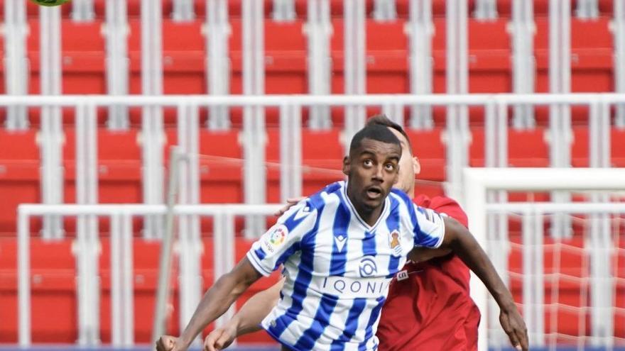 Isak disputa un balón en el choque de El Sadar.