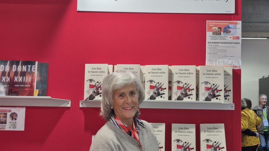 La escritora vizcaina Garbiñe Salaberria presenta &#039;Los días se hacen solos&#039; en la Feria del Libro de Frankfurt