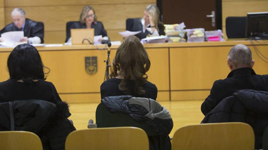 Las hijas del acusado, Iranzu y Gemma, a la izquierda, y a la derecha, Miguel José Olagüe Roncal, en la sesión de ayer que dio inicio al juicio.
