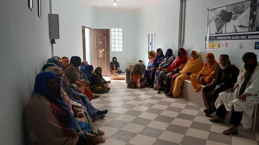 Varias personas saharauis en uno de los centros de Munduko Begiak.