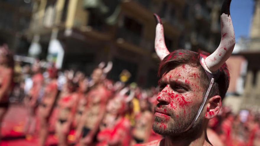 Activistas del colectivo PETA manifestándose en Pamplona en contra de los festejos taurinos, encierros y corridas.