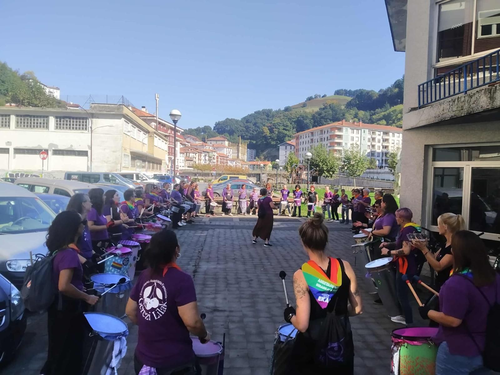 En imágenes: Ondarroa celebra el Día del Abrazo a la Diversidad