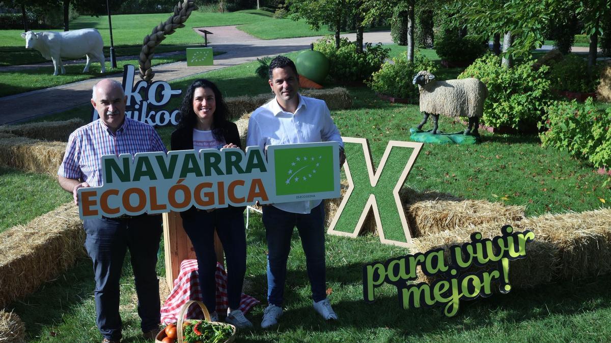 I-d José María Aierdi, María José Arrondo y Luis Maya, en el Parque de los Sentidos de Noáin.