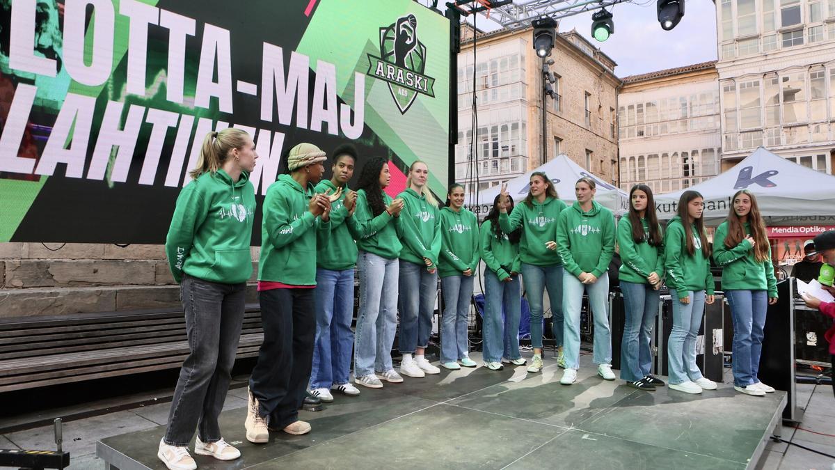 El Araski presenta su plantilla en la plaza de la Virgen Blanca