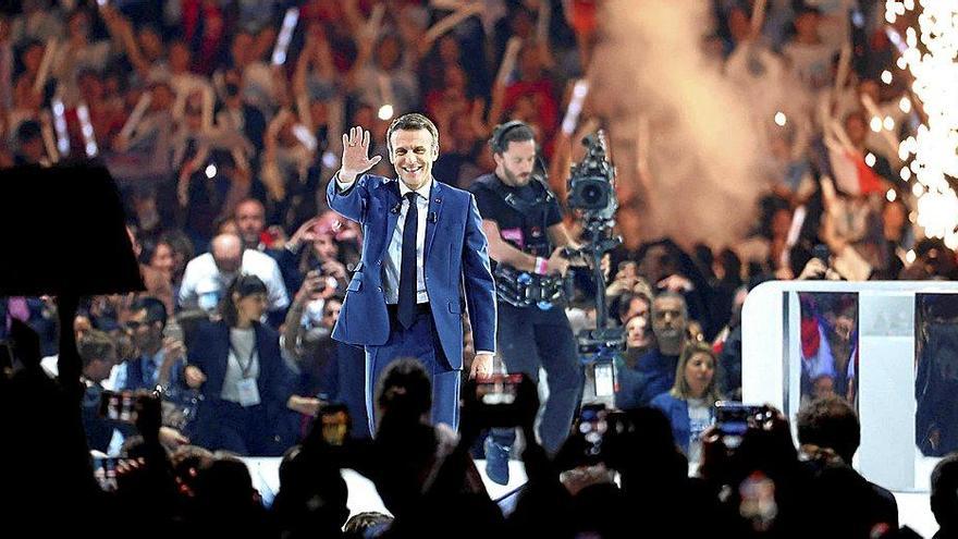 Macron hace guiños al progresismo para frenar la subida de Marine Le Pen