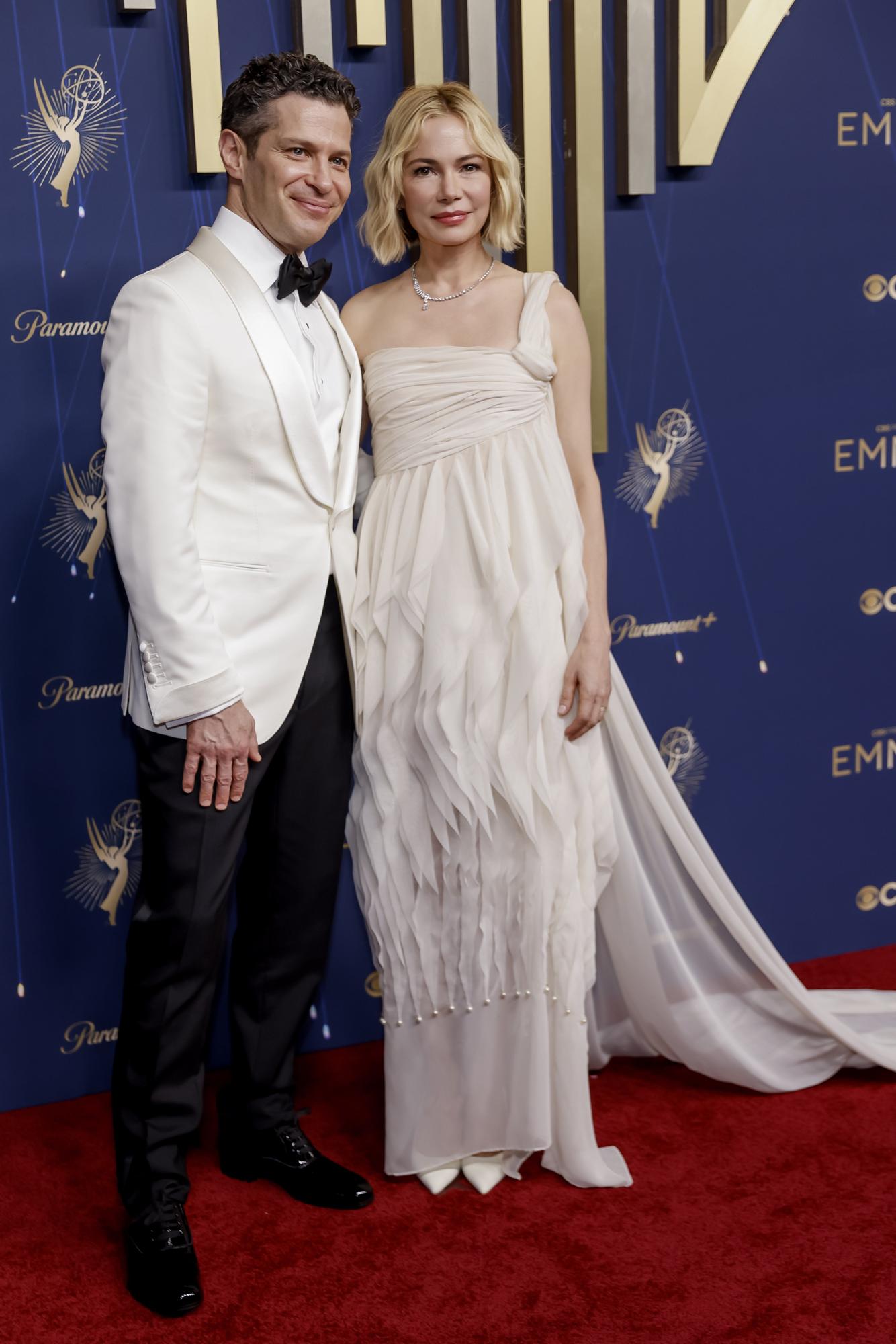 Alta costura y mensajes políticos: Jenna Ortega y Javier Bardem, protagonistas de la alfombra roja de los Emmy 2025