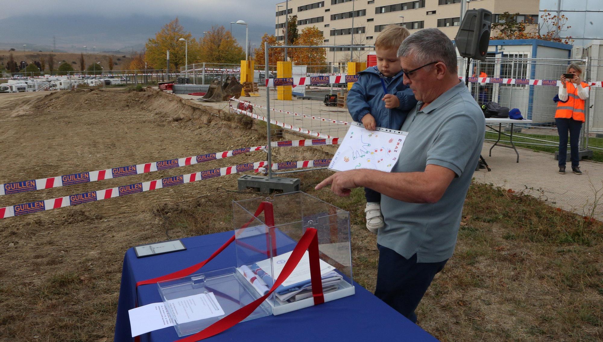 Colocación de la primera piedra de la nueva Escuela Infantil Sarastigorri en Zizur Mayor