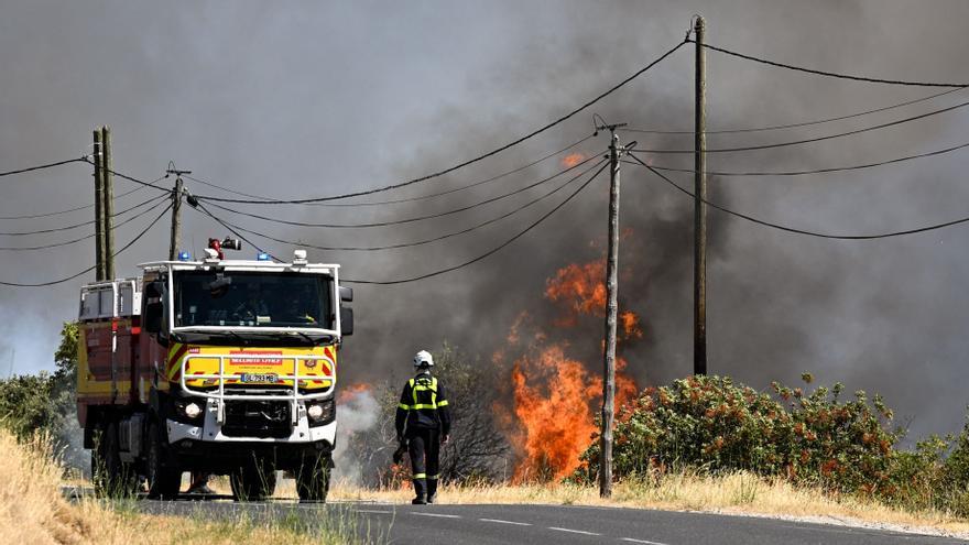 Ordenan evacuar a 10.000 personas por avance del incendio en un macizo cerca de Perpiñán
