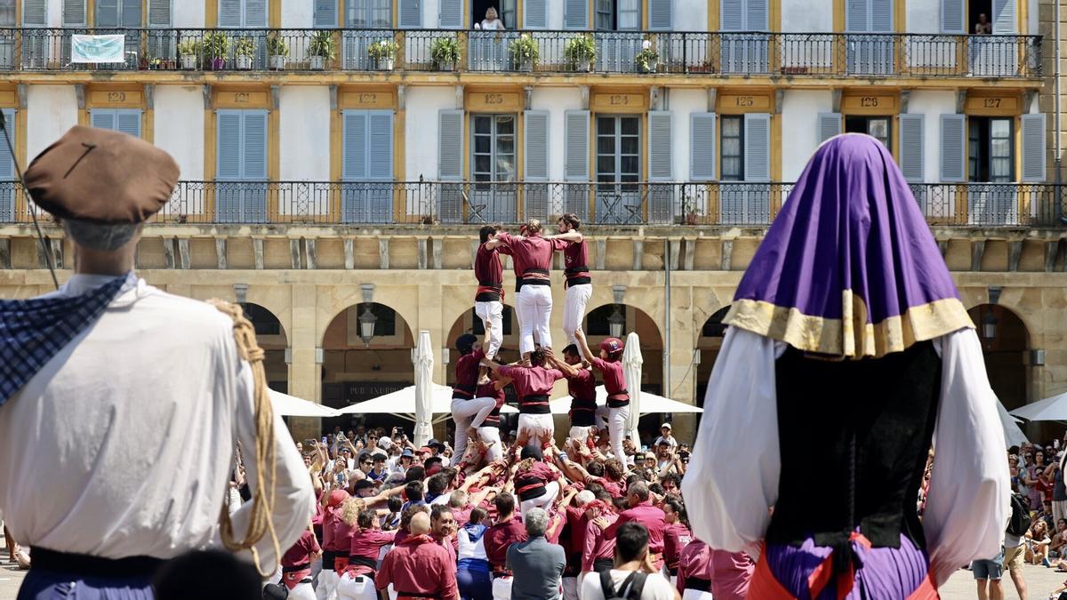 La agrupación de Lleida levanta un castellers en la plaza de la Constitución