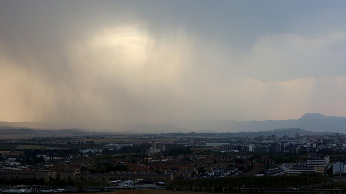 Imagen de una tormenta en Pamplona.