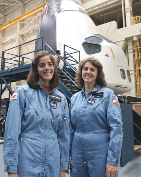 Christa McAuliffe (dcha.) y la suplente, Barbara Morgan.