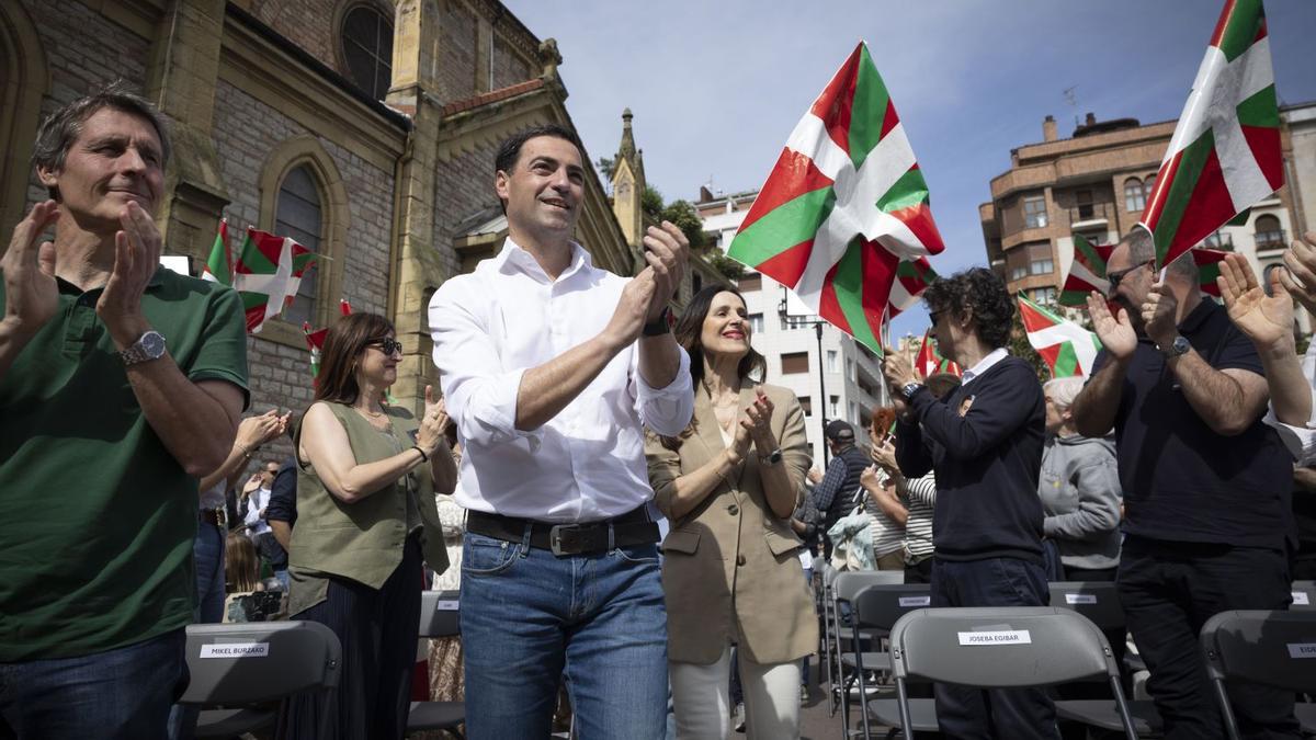 Pradales, junto a la número uno por Gipuzkoa, Bakartxo Tejeria, ayer en Donostia.