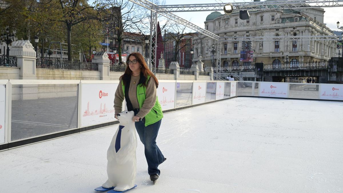 Las pista de hielo estará instalada en El Arenal durante toda la Navidad