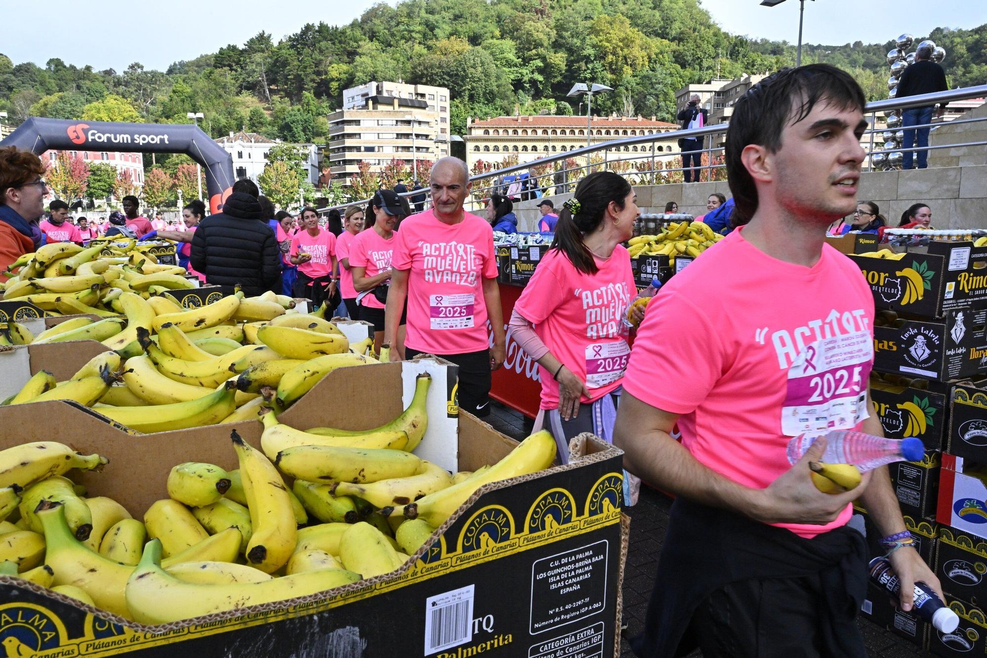 En imágenes: los paraguas tiñen la marea rosa de Bilbao