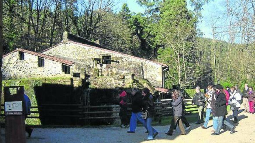 Las instalaciones de El Pobal aumentan con las haizeolak que mostrarán la obtención del hierro.