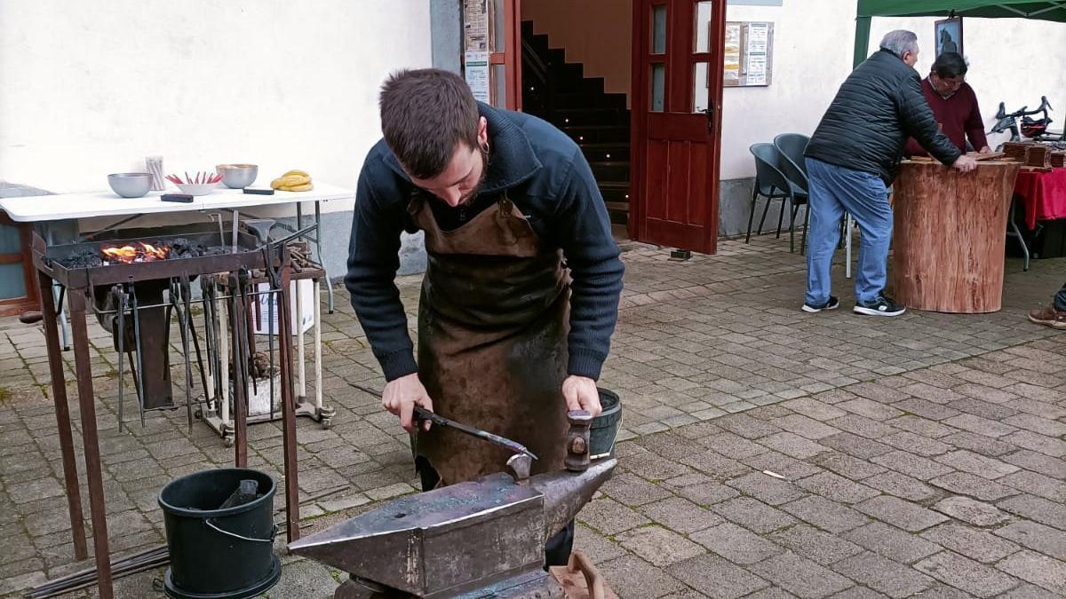 Iñigo Txibite en la demostración de forja.