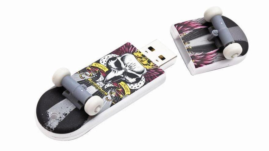 Un USB con forma de monopatín.