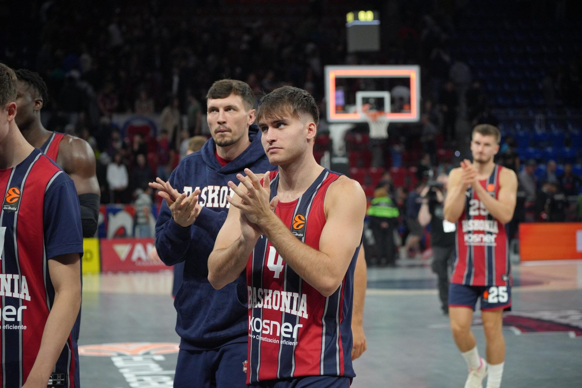 Todas las imágenes del Baskonia - Olympiacos en el Buesa Arena