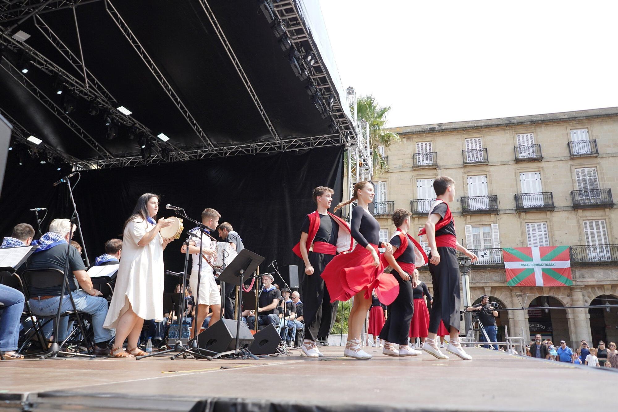 En imágenes: alarde de Txistularis en la Plaza Nueva de Bilbao por Aste Nagusia