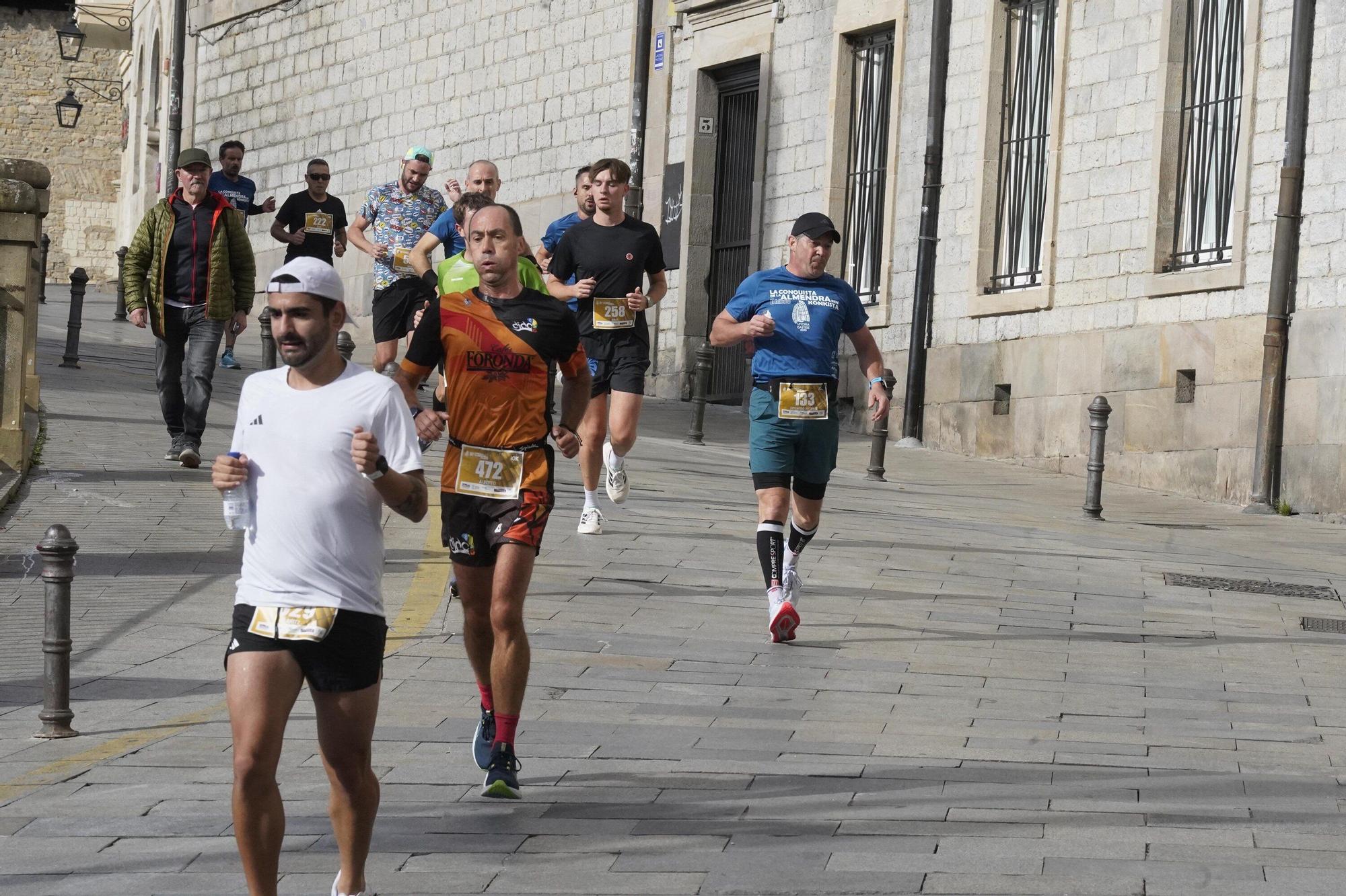 En imágenes: Miles de personas conquistan la Almendra de Gasteiz