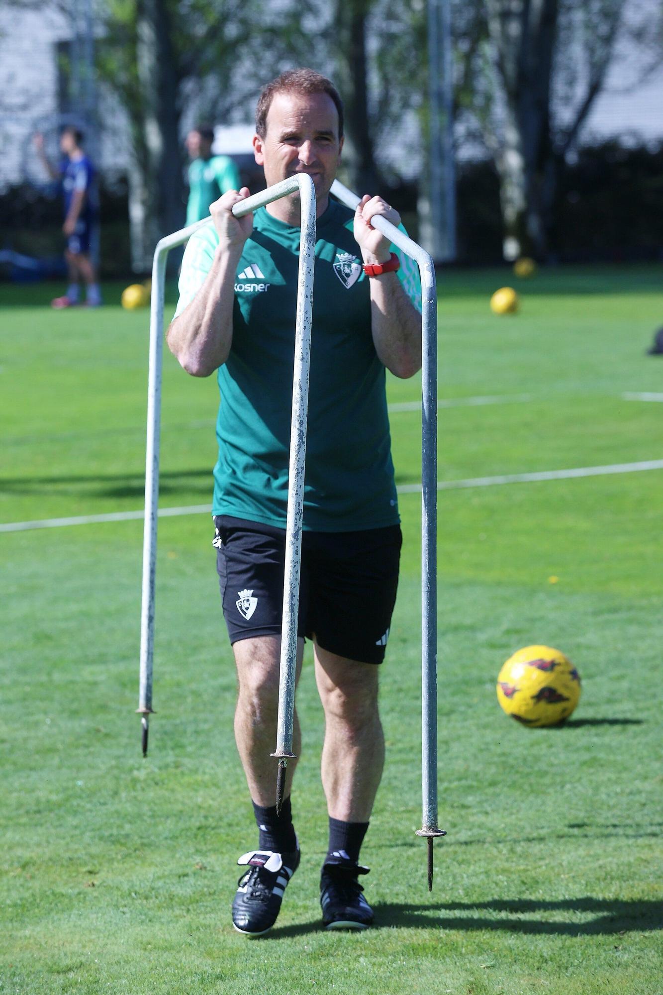 Osasuna se prepara para el Valencia: radiantes sonrisas en una calurosa mañana en Tajonar