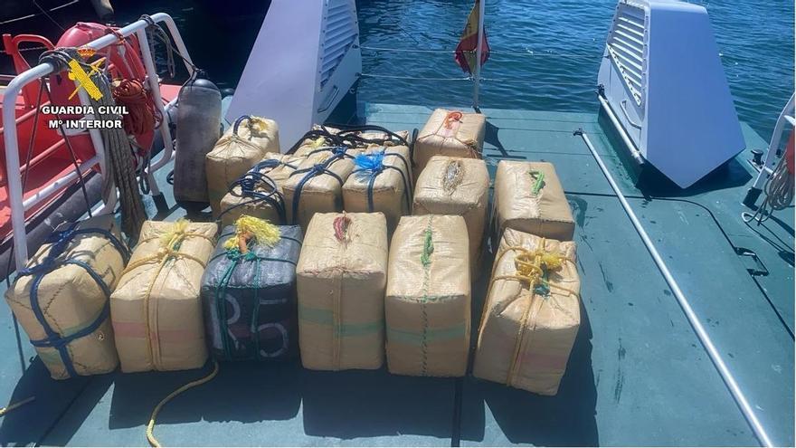 Recuperan 715 kilos de hachís flotando en aguas del estrecho de Gibraltar