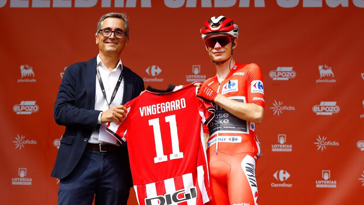 Vingegaard con la camiseta del Athletic