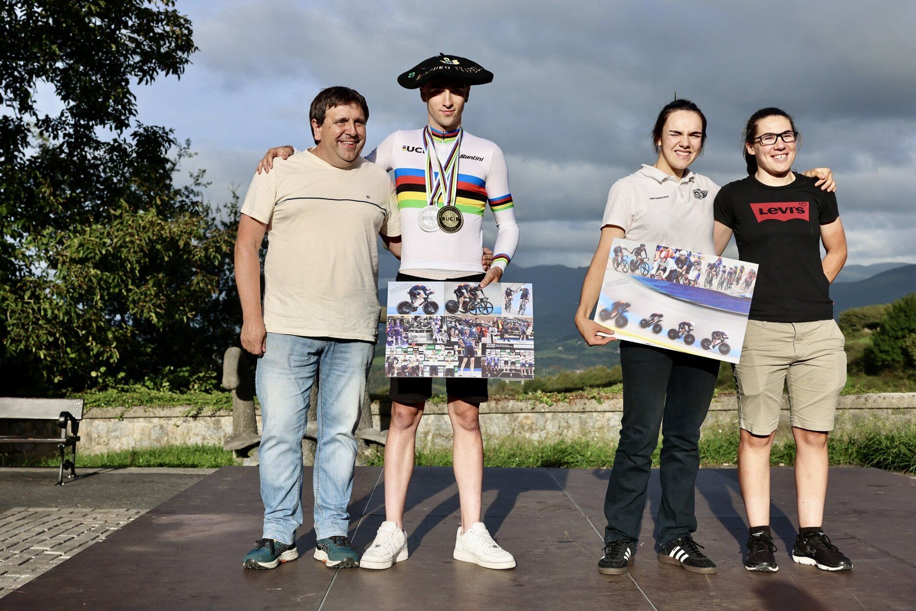 Gran recibimiento a Eñaut Urkaregi en Larraul