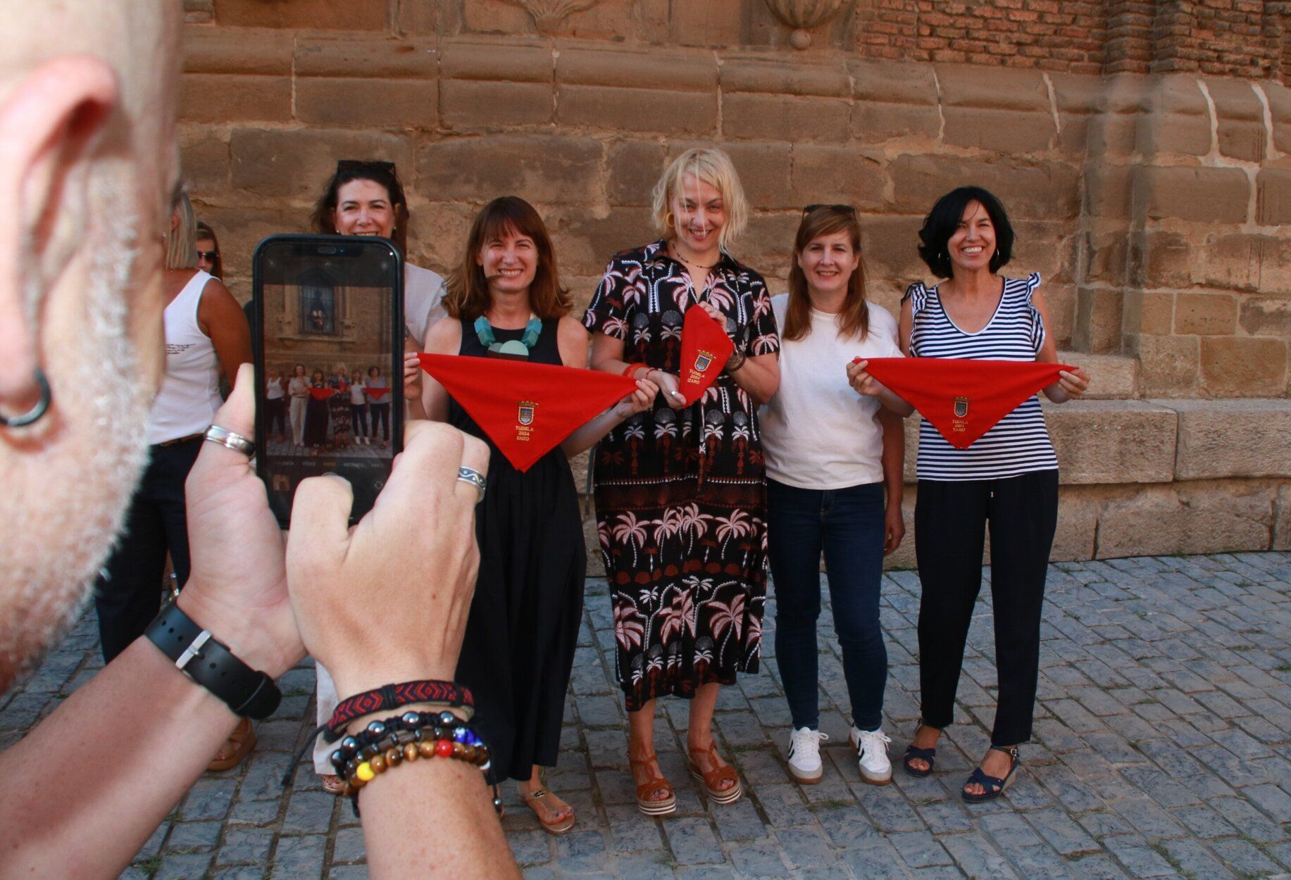 Fotos de la imposición del pañuelo de fiestas de Tudela a los nacidos en 2024