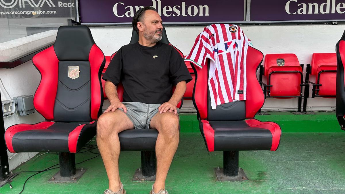 Neal Heard observa la camiseta diseñada por él.