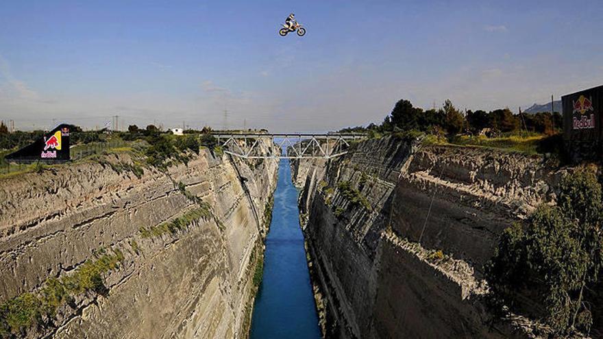 El Ícaro moderno vuela en moto