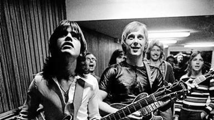 Malcolm Young aparece en la foto, en primer plano, junto a Vanda y el resto de Marcus Hook Roll Band, hace cuarenta años.