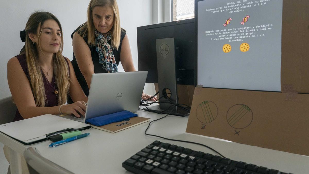 Francisca Campos y Mamen González en el laboratorio JuniorLab del colegio Carmelitas