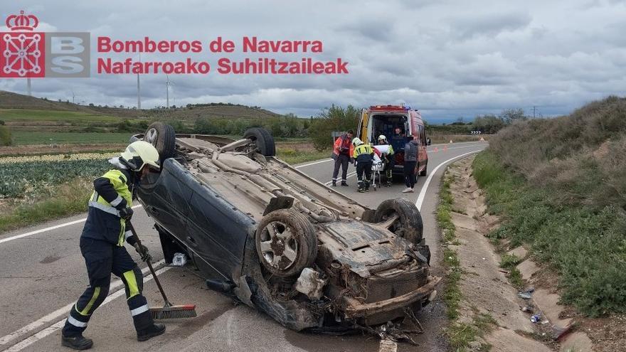 Un herido en una salida de vía con vuelco en la NA-3042 a la altura de Ablitas