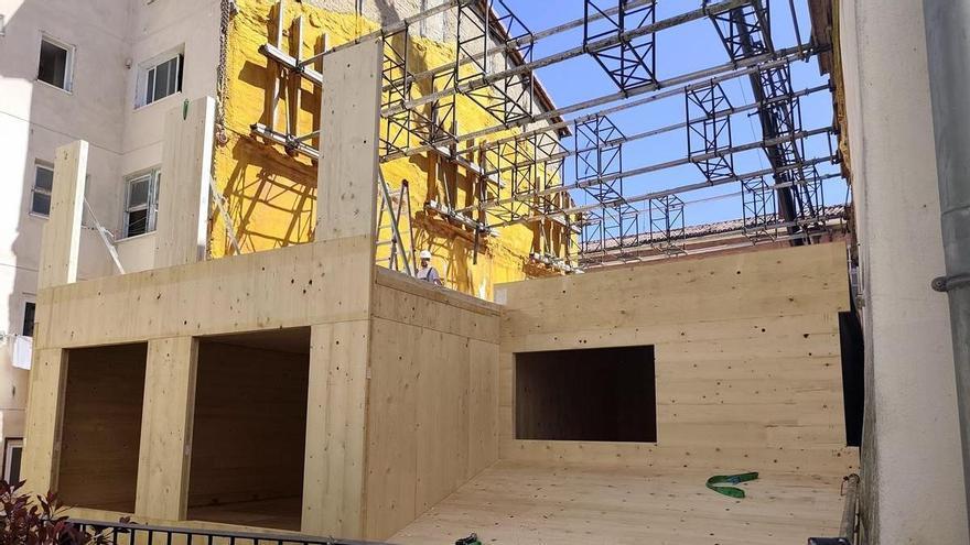 El edificio de Nueva Dentro 21-23 recupera la madera como elemento constructivo en el Casco Viejo de Vitoria
