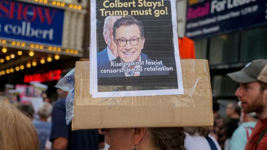 Trump niega estar detrás de la cancelación del programa del humorista Stephen Colbert